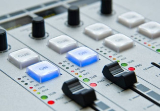 Γιάννης Οικονόμου: Ξεκινούν οι διαδικασίες για την αδειοδότηση των ραδιοφωνικών σταθμών