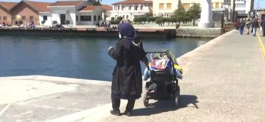 Θεσσαλονίκη: Ο δυνατός αέρας έριξε 4χρονη στη θάλασσα – Συγκλονιστικές στιγμές για να σωθεί