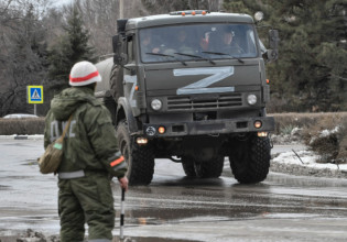 Ουκρανία: Απαγόρευσε τη χρήση των ρωσικών συμβόλων «Z» και «V» – «Χώρα-τρομοκράτης» η Ρωσία