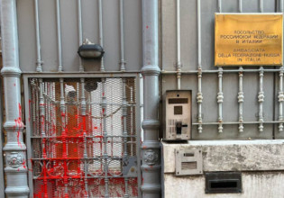 Ιταλία: Επίθεση με κόκκινες μπογιές στη ρωσική πρεσβεία στη Ρώμη