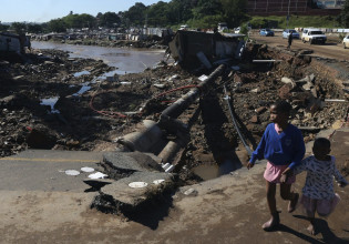 Νότια Αφρική: Μεγαλώνει ο τραγικός απολογισμός από τις πλημμύρες – Τουλάχιστον 400 νεκροί
