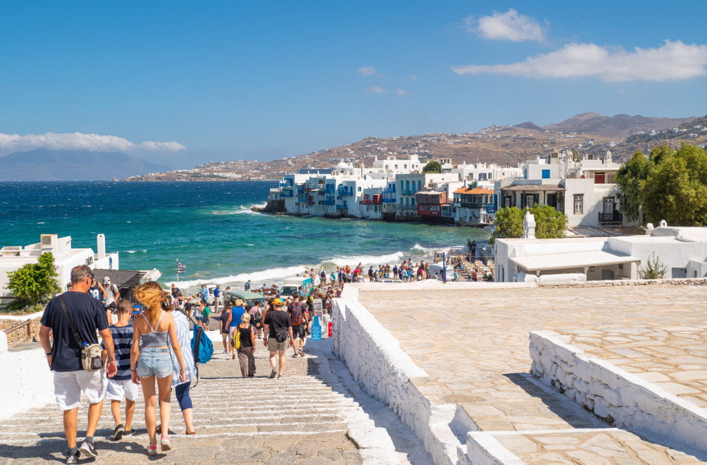 Airbnb: Bookings for the summer are taking off – Greece top among 20 European countries