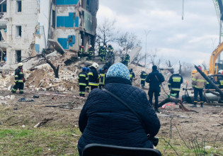 Ουκρανία: Γυναίκα περιμένει επί τρεις μέρες στο ίδιο σημείο για να σώσουν τους ανθρώπους της που έχουν εγκλωβιστεί