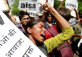 Ινδία: Συνελήφθη αξιωματικός της αστυνομίας – Κατηγορείται ότι βίασε 13χρονη που είχε πέσει θύμα ομαδικού βιασμού