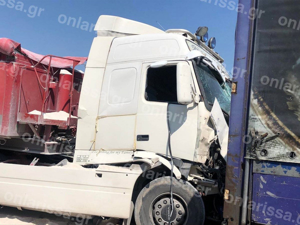 Λάρισα: Σύγκρουση τεσσάρων φορτηγών – Εγκλωβίστηκε οδηγός