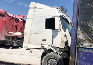 Λάρισα: Σύγκρουση τεσσάρων φορτηγών – Εγκλωβίστηκε οδηγός