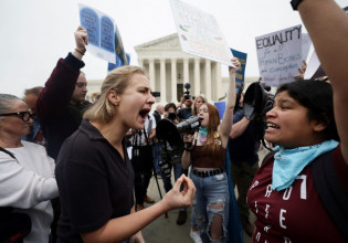 Αμβλώσεις: Σφοδρές αντιδράσεις στις ΗΠΑ για πιθανή άρση του δικαιώματος των γυναικών