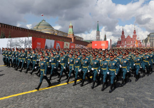 Μόσχα: «Επίδειξη δύναμης» με 11.000 στρατιώτες στην Κόκκινη Πλατεία [εικόνες]