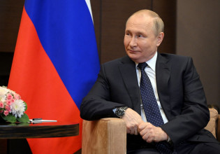 Πούτιν: Υποστηρίζει ότι η Ρωσία «αντέχει τις επιπτώσεις των κυρώσεων» παρά τις δυσοίωνες προβλέψεις