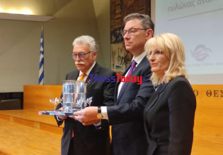 Θεσσαλονίκη: «Ντου» ανεμβολίαστων υγειονομικών στη βράβευση του Αλμπερτ Μπουρλά