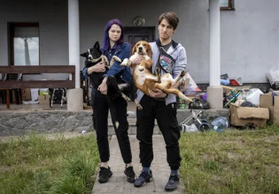 Πόλεμος στην Ουκρανία: Το ζευγάρι που έφυγε από τον πόλεμο σώζοντας 19 σκυλιά