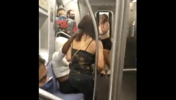 ΗΠΑ: Άντρας βουτά από τα μαλλιά γυναίκα μέσα στο μετρό [video]