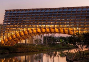 Απίστευτη ξύλινη γέφυρα στην Κίνα έγινε πόλος έλξης τουριστών