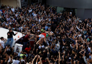 Σιρίν Αμπού Άκλεχ: Μαζικές διαδηλώσεις στη Δυτική Όχθη – Παγκόσμια κατακραυγή για τη δολοφονία της δημοσιογράφου