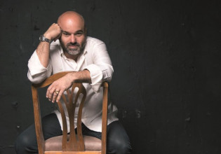 Κώστας Κωστόπουλος: Νέα καταγγελία για τον σκηνοθέτη – «Είχε πετάξει καρέκλα στην Ελένη Γερασιμίδου»