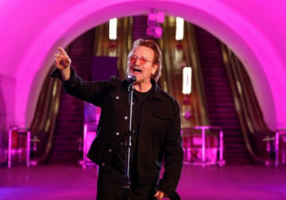 Απίστευτος Bono: Αιφνιδιαστική συναυλία στο μετρό του Κιέβου