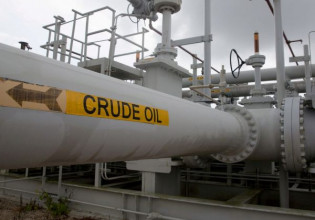 ΕΕ: Η Κομισιόν τροποποίησε την πρόταση για το εμπάργκο στο ρωσικό πετρέλαιο – Σε ποιες χώρες δόθηκε παράταση