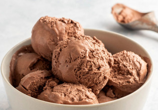 Το πιο νόστιμο σπιτικό παγωτό σοκολάτα – Έτοιμο σε λίγα λεπτά