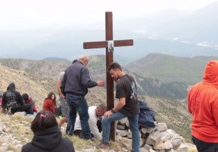 Ύψωσαν σταυρό στο βουνό που έπεσε ο Ερμής Θεοχαρόπουλος – Ράγισε καρδιές η μητέρα του
