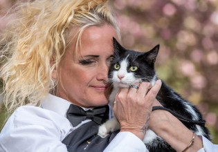 Βρετανία: 49χρονη παντρεύτηκε την γάτα της ώστε να μην της κάνουν έξωση