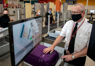 Αεροδρόμια: Γιατί δεν επιτρέπονται ακόμα τα υγρά στις χειραποσκευές – Υπάρχει λύση;