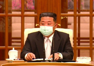 Βόρεια Κορέα: Με μάσκα για πρώτη φορά ο Κιμ Γιονγκ Ουν