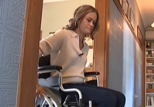 Βρετανία: Υγιής μαμά κόλλησε κοροναϊό και καθηλώθηκε σε αναπηρικό καροτσάκι