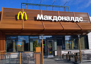 Ρωσία: Τέλος εποχής για τα McDonald’s στη Μόσχα – Εργάτες απομακρύνουν τις «Χρυσές Αψίδες»