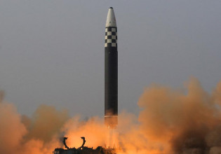 Β. Κορέα: Τριπλή εκτόξευση βαλλιστικών πυραύλων μετά την επίσκεψη Μπάιντεν στη Σεούλ