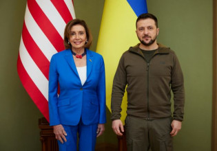 Ουκρανία: Η Πελόζι συναντήθηκε με τον Ζελέσνκι στο Κίεβο – «Ο αγώνας σας είναι ένας αγώνας για τον καθένα μας»