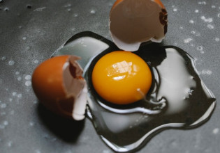 Προσοχή! Αν σπάσετε αυγό και δείτε αυτό μέσα, πετάξτε το αμέσως