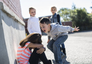 Bullying: Τα σημάδια που δείχνουν ότι το παιδί σας μπορεί να είναι θύμα