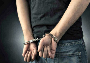 Λουτράκι: Άνδρας συνελήφθη επειδή… αφόδευε σε παραλιακό πάρκο
