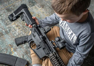 Τέξας: Παιδικό μήνυμα με τουφέκι εφόδου είχε αναρτήσει η κατασκευάστρια του φονικού όπλου