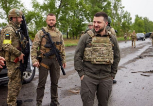 Πόλεμος στην Ουκρανία: Στρατιώτες στο Χάρκοβο επισκέφθηκε ο Ζελένσκι