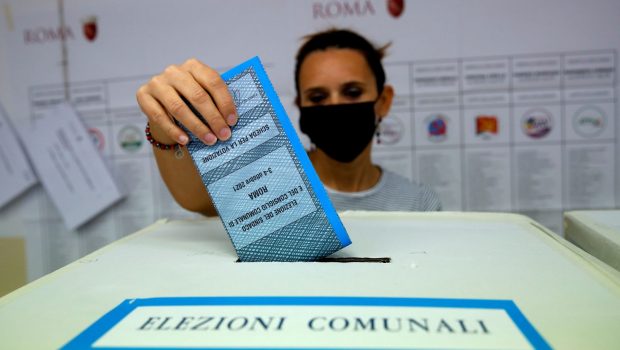 Italia: gli exit poll mostrano la vittoria del centrodestra alle elezioni amministrative, i referendum falliscono