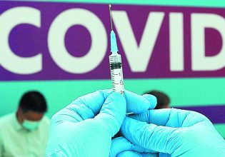 Κοροναϊός: Εμβόλιο προσαρμοσμένο στην Όμικρον ζητά η FDA