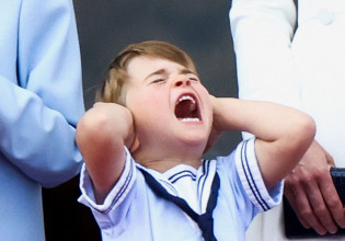 Βρετανία: Η βαρεμάρα του 4χρονου πρίγκιπα Λούις «έκλεψε» την παράσταση στους εορτασμούς του Πλατινένιου Ιωβηλαίου