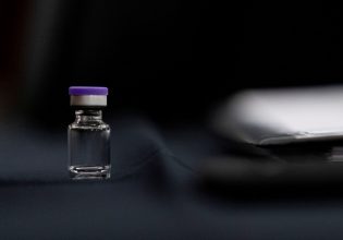 Κοροναϊός: Ξεκίνησε η αξιολόγηση του ΕΜΑ για το νέο εμβόλιο της Pfizer