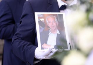 Κωνσταντίνος Τζούμας: Πλήθος κόσμου στην κηδεία του στο Α’ Νεκροταφείο