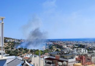 Φωτιά στη Γλυφάδα: Σπεύδουν και εναέρια μέσα στο σημείο