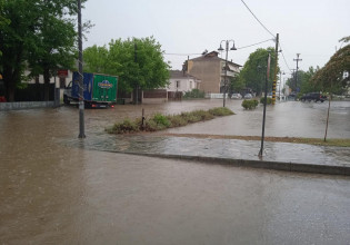 Βόλος: Σαρώνει η κακοκαιρία τη Μαγνησία – Πλημμυρισμένοι δρόμοι και πεσμένα δέντρα