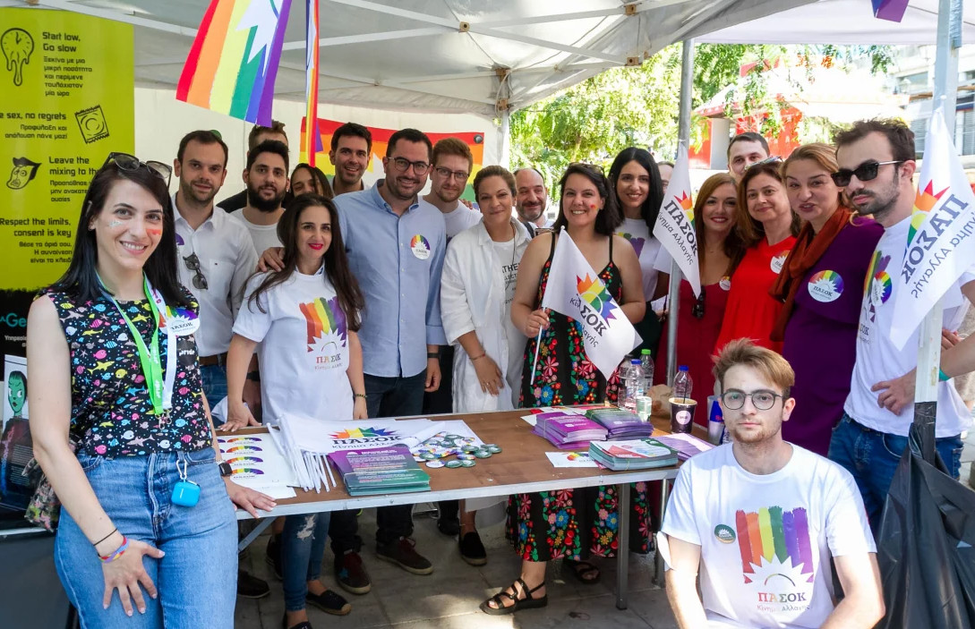 Athens Pride: Στο περίπτερο του ΠΑΣΟΚ-ΚΙΝΑΛ ο Ανδρέας Σπυρόπουλος
