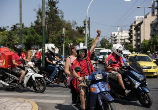 Efood: Μαζική συγκέντρωση και μοτοπορεία των εργαζόμενων στους δρόμους της Αθήνας
