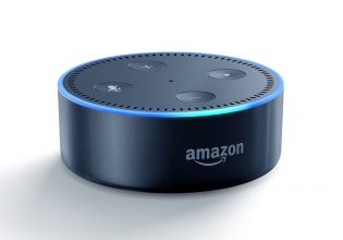 Amazon: Η Alexa θα μπορεί να μιλά με τη φωνή σας -ή της γιαγιάς που χάσατε στην πανδημία
