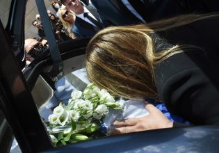 Δέσποινα Μοιραράκη: «Ράγισε» καρδιές ο επικήδειος της στην κηδεία του συζύγου της