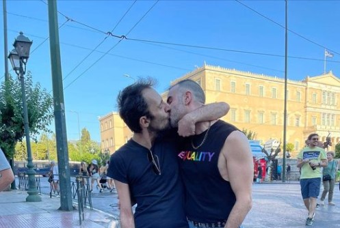 Αύγουστος Κορτώ: Φιλάει δημόσια τον σύντροφό του – Δεν προκαλεί, δεν απειλεί, το φιλί είναι φιλί