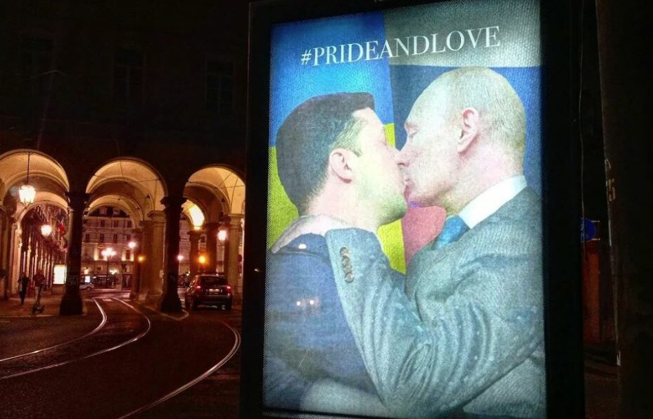 Πούτιν και Ζελένσκι ανταλλάσσουν φιλί στο στόμα - Η ιδιαίτερη αφίσα με αφορμή το pride