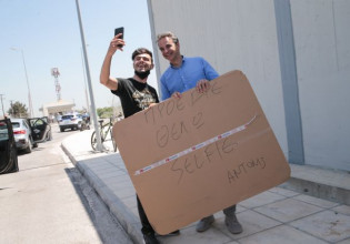 Selfie με τον Μητσοτάκη μετά από αίτημα σε… πλακάτ: «Όλα τα αιτήματα τα ικανοποιούμε»