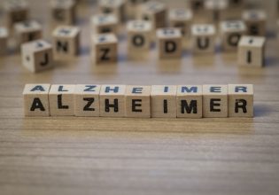Πιθανή πρώιμη ένδειξη Αλτσχάιμερ η γενναιοδωρία των ηλικιωμένων
